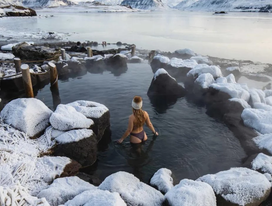 Une source de Hvammsvik Hot Springs en hiver
