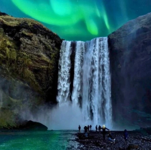 Aurores boréales au-dessus de la chute de Skogafoss