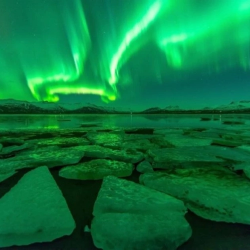 Aurores boréales au-dessus du lagon glaciaire Jokulsarlon