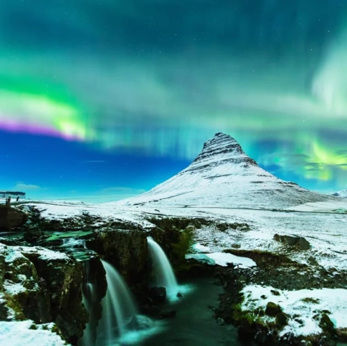 Le mont Kirkjufell sous les aurores boréales