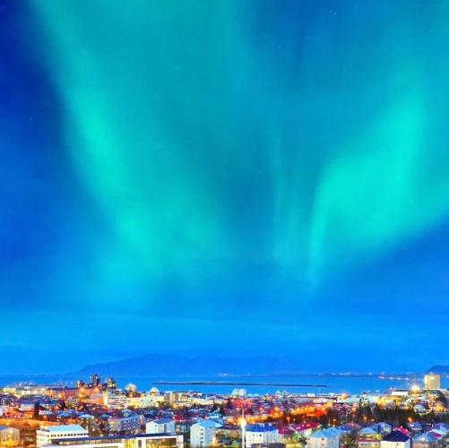 Les aurores boréales sur le centre ville de Reykjavik