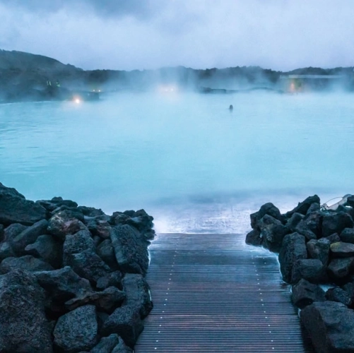 Entrée entre les roches basaltiques du Blue Lagoon