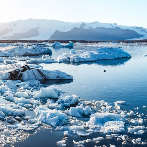 Les icebergs flottants du Jokulsarlon