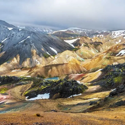 Paysages vallonnés et multicolores du Landmannalaugar