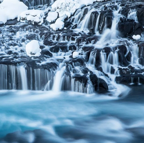 Les chutes de Hraunfossar en hiver
