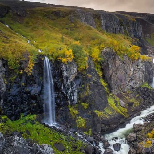 La cascade d'Hengifoss à l'Est