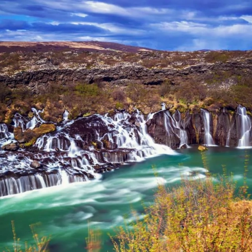 Les chutes de Hraunfossar plongeant dans la rivière Hvita