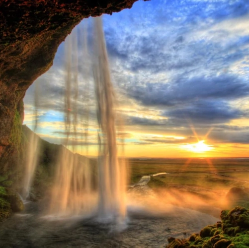 La cascade Seljalandsfoss au coucher du soleil