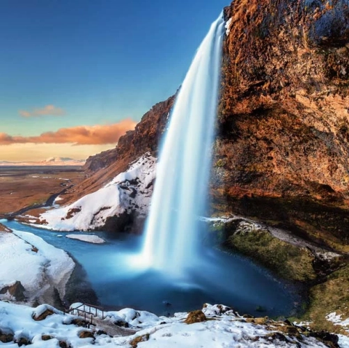 La cascade de Seljalandsfoss sous la neige