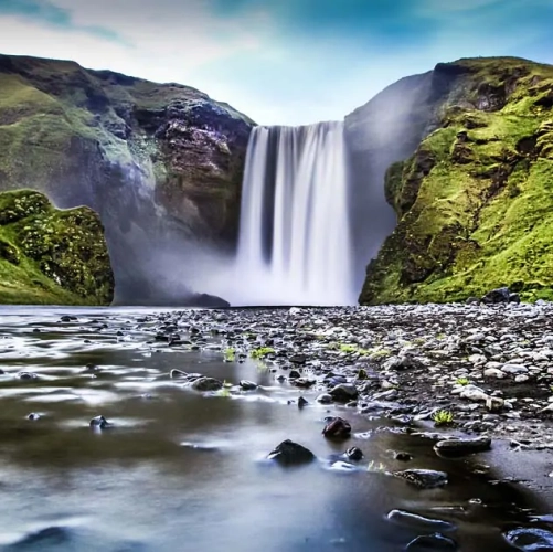 La cascade de Skogafoss au cœur du hameau de Skogar