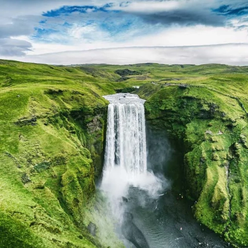 La cascade verdoyante de Skogafoss