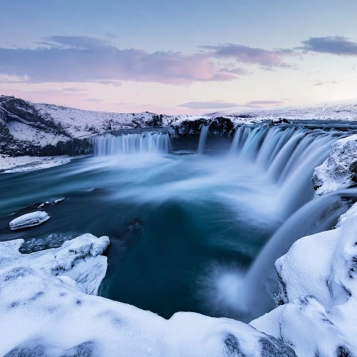 La cascade de Godafoss sous la neige