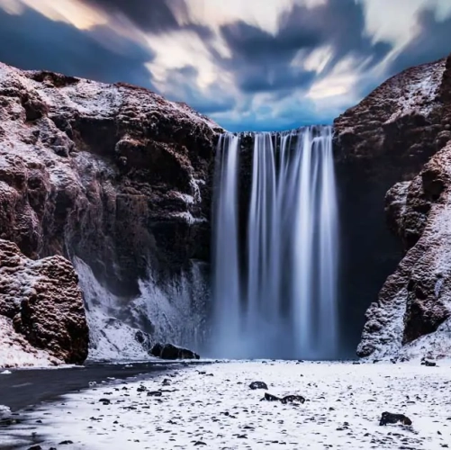 La cascade de Skogafoss à l'aube