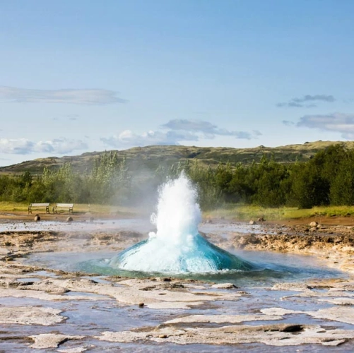Le début d'une éruption du Strokkur