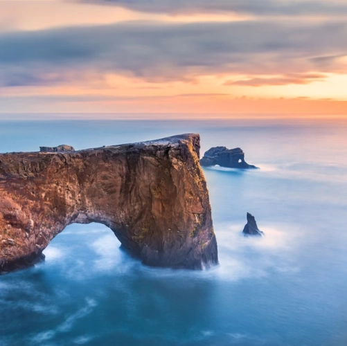 L'arche basaltique de Dyrholaey au coucher du soleil