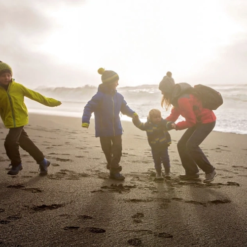 Une famille sur la plage de Reynisfjara
