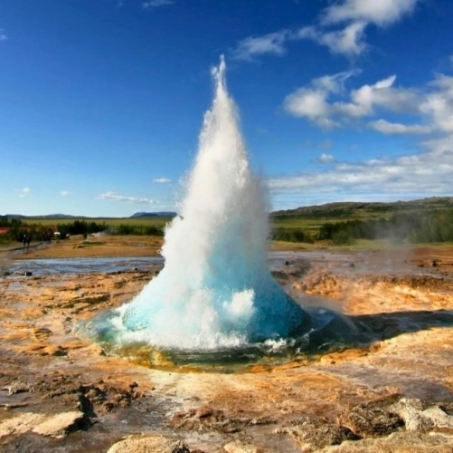 Le jet bouillonnant du geyser Strokkur à Geysir