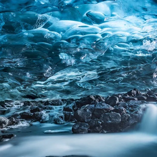 Une grotte de glace bleue du Vatnajökull