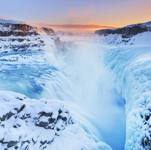 Les chutes gelées de Gullfoss au lever du soleil