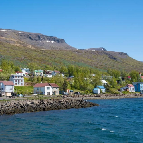 Le village de Faskrudsfjordur dans les fjords de l'Est