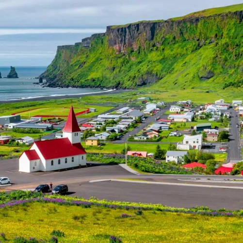 Le village fleuri de Vik et les roches de Reynisdrangar
