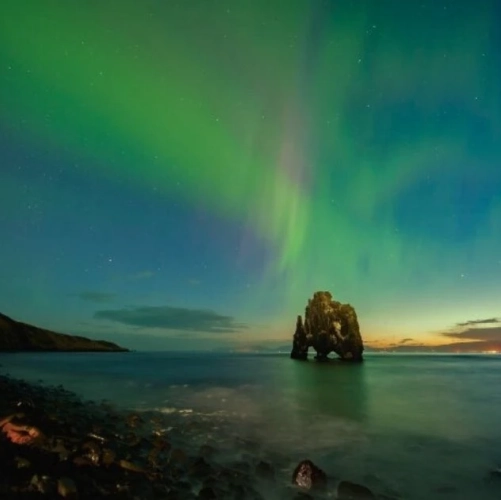 Hvitserkur sous les aurores boréales