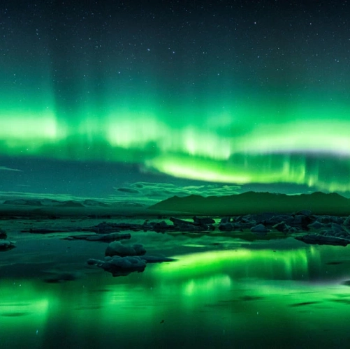 Le lagon glaciaire du Jokulsarlon sous les aurores polaires
