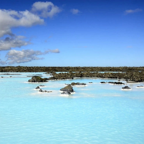 Le Blue Lagoon au milieu d'un champs de lave