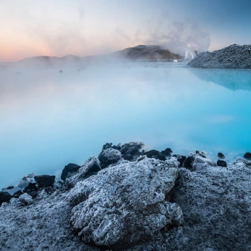 Les contrastes saisissants du Blue Lagoon