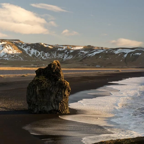 Vue panoramique sur la plage de sable noir