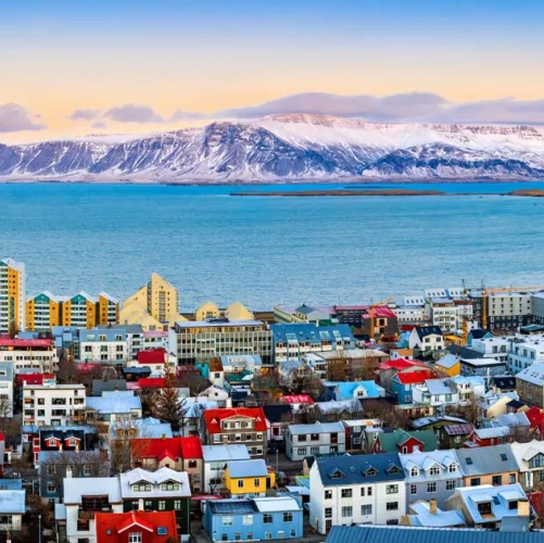 Vue panoramique au coucher du soleil sur Reykjavik