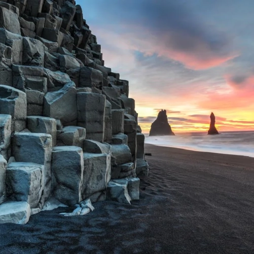 La plage de sable noir de Reynisfjara et ses colonnes basaltiques