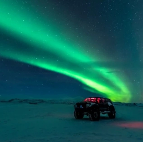 Chasse aux aurores boréales en voiture