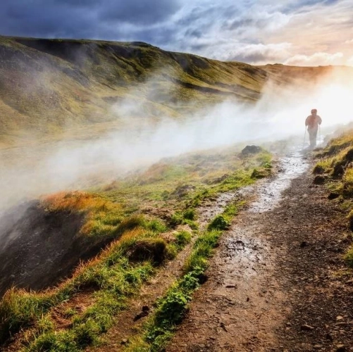 Marche dans la rivière des sources chaudes de la vallée de Hveragerdi