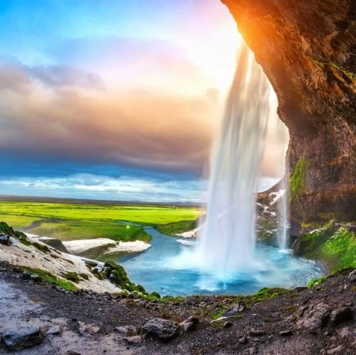 Rideau d'eau de la cascade de Seljalandsfoss