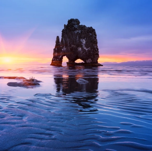 L'arche basaltique de Hvitserkur et sa plage de sable noir