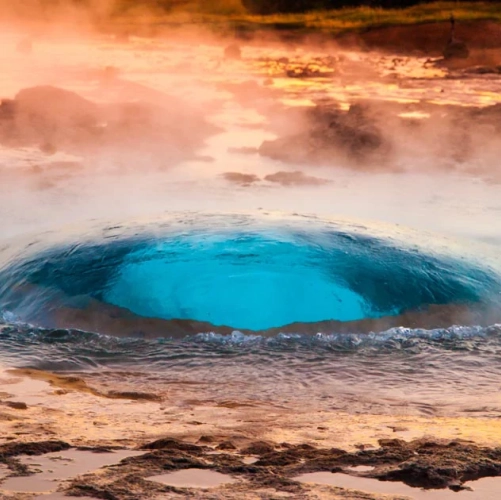 La bulle du Strokkur sur le point de jaillir 