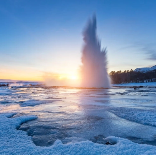 Le Strokkur sur le site géothermique de Geysir