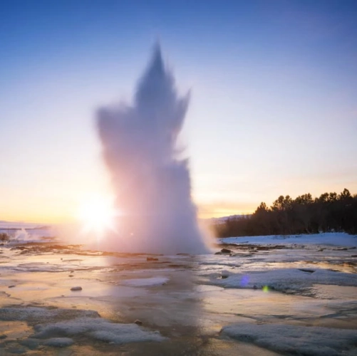 Geysir à la lumière du coucher de soleil