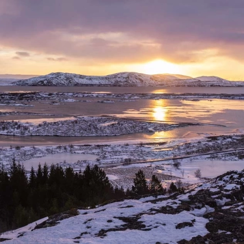 Coucher de soleil sur le parc enneigé de Thingvellir