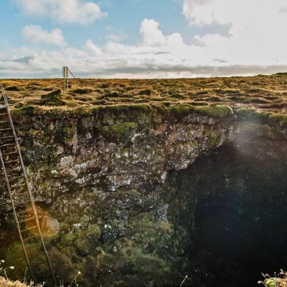 Grotte de lave Arnaker depuis Hveragerdi