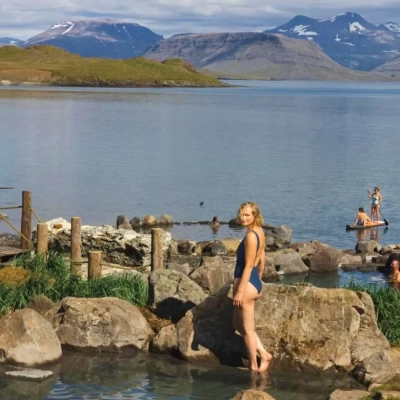 Les sources chaudes Hvammsvik cernées de montagnes