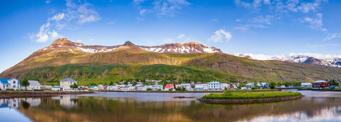Vue panoramique sur le village et le fjord de Seydisfjordur
