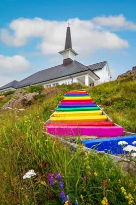 L'église et le chemin coloré d'Holmavik