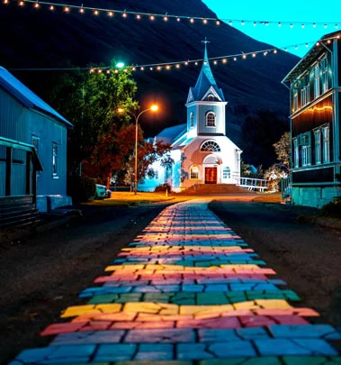 L'église bleue de Seyfisfjordur et son allée aux couleurs LGBTQ+