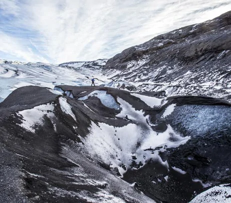 Les parois de glace et de basalte du Solheimajokull