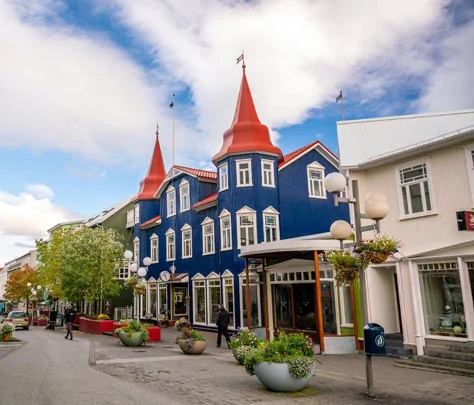 La jolie architecture du centre-ville d'Akureyri au Nord-Est de l'Islande