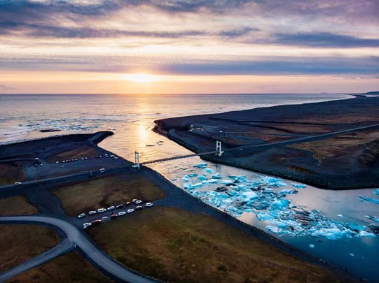 Les icebergs du Jokulsarlon partant vers l'océan