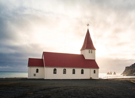 L'église au toit rouge de Vik i Myrdal