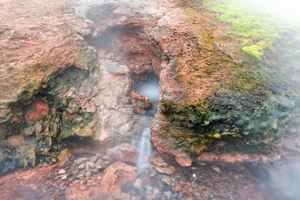 Les roches orangées des sources de Deildartunguhver 